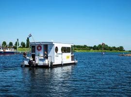 Attractive houseboat in Kinrooi with terrace，位于金洛伊的船屋