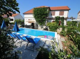 VILLA OTOK WITH POOL, TOP LUXURY IN TREBINJE，位于特雷比涅的乡村别墅