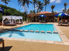 Cabana Beach Lodge，位于Cabo Conguiane的带停车场的酒店