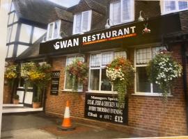 swan hotel resturant bar and grill，位于惠灵顿的酒店