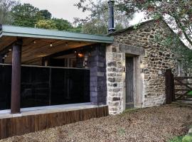 Tanyard Barn - Luxury Hot Tub & Secure Dog Field Included，位于Old Glossop的木屋