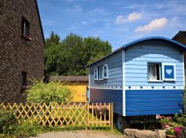 Cozy Little Blue Caravan in Scy Belgique，位于Scy的酒店