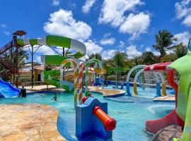 Jangadeiro Praia Hotel Resort - Parque Aquático e Pé na Areia，位于阿奎拉兹的酒店