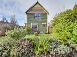 Bright Bellingham Home with Fire Pit 1 Mi to Beach!，位于贝灵厄姆的酒店