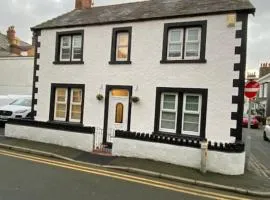 Family Cottage in Llandudno with Parking