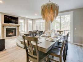 Spacious Conway Vacation Rental with Pool Table，位于康威的酒店