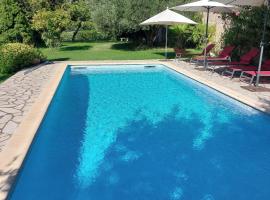Mas Fontclaire - Sommières，位于索米耶尔的带泳池的酒店