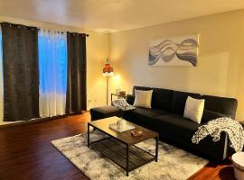 Quiet Cozy 2BR APT Black out Curtains，位于皮奥里亚的酒店