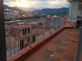 Apartamento amplio con piscina, hermosa vista a la ciudad de San Gil