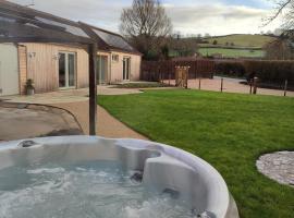 The Cow Byre - Cotswold retreat with hot tub，位于德斯利的公寓