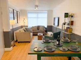 Cosy 3 bed home with garden - near to uni, restaurants & bars，位于赫尔的酒店