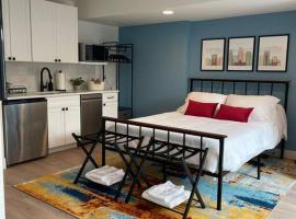 Private, cozy, suite by Mile High Stadium and Downtown Denver!，位于丹佛的自助式住宿