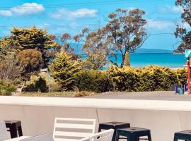 Adorable Studio next to cafe, walk to beach!，位于奥福德的酒店