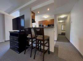 Coast Calgary Downtown Hotel & Suites by APA，位于卡尔加里卡加利市中心的酒店