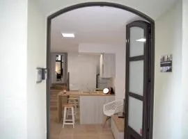 Casa con Encanto en el Centro de Peralada: 6 Personas, WiFi, SMART TV, A/C - ES-228-172