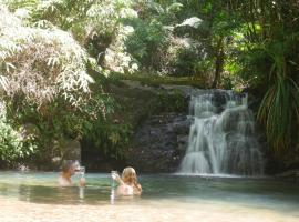 Fairy Falls - romantic Daintree Rainforest retreat with enchanting waterfall，位于Cow Bay的自助式住宿