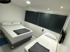 Quarto privativo com banheiro compartilhado em Pousada recém construída,a 500mts do pátio do forró，位于卡鲁阿鲁奥斯卡拉朗杰拉斯机场 - CAU附近的酒店