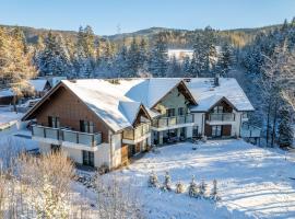 Malinova 36，位于维斯瓦的带泳池的酒店