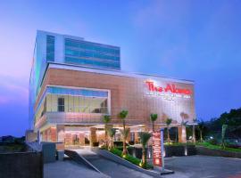 The Alana Hotel & Convention Center Solo by ASTON，位于梭罗Padang Golf Adi Sumarmo附近的酒店