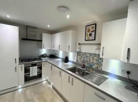 High Wycombe Stunning Stylish Four Bedroom House，位于海维康的酒店