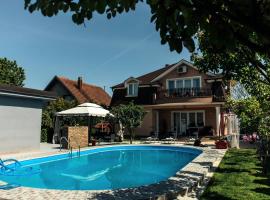 Lux Apartments With Pool Dex，位于Zemun Polje的酒店