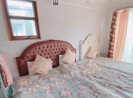 猫とピアノと星空のリゾートブティックコテージ -Starry Forest Cottage Okinawa-，位于恩纳的酒店