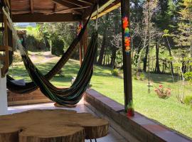 Casa Rustica con chimenea en su interior, rodeado de los cuatro elementos tierra, fuego, aire y agua, ubicada en sector tranquilo, para descansar en familia o amigos,，位于Mazo的酒店