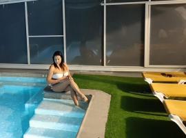 Villa con piscina privada climatizada 29ºC，位于圣苏珊娜的酒店