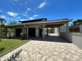 Sobrado JBK localizado a 200m do mar de Itapoá