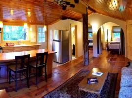 Farmview Cottage at White Lotus Eco Spa Retreat，位于Stanardsville的酒店