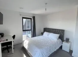Canterbury Penthouse: HUGE 2 bed ensuite + balcony