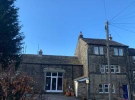 Spacious, Sunny Double Bedroom in Home Stay Quirky Cottage, Near Holmfirth，位于霍姆弗斯的带停车场的酒店