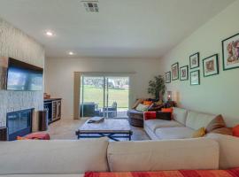 Palm Desert Retreat Pool Access and On-Site Golf!，位于棕榈荒漠的酒店