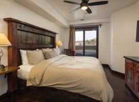 Luxury Downtown Rental (Hot Tub/Pet Friendly) - La Dolce Vita Villas #8，位于摩押的酒店