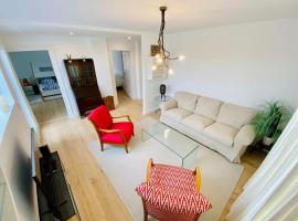 Cute Apartment - Detmold city center - large kitchen, bath, south facing balcony - free parking and wifi，位于代特莫尔德的公寓
