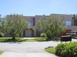 Casa De Alta Categoría Ubicada En Barrio Medanos Frente Al Mar