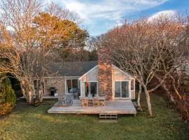 Private Beach Waterfront Oak-Bluffs Family Cottage