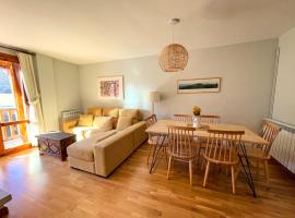 Apartamento en el centro de Benasque con piscina，位于贝纳斯克的酒店
