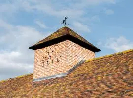 Pigeon House - Unique Barn with private garden, hot tub and wood burner