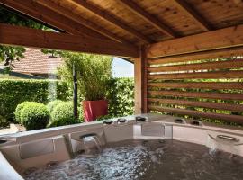 Le Logis des Prés Verts Villa avec Jacuzzi Privatif，位于Jouey的酒店
