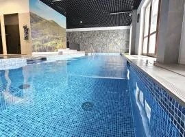 Pine Point Apartament with shared Pools, Jacuzzi, Sauna & Gym