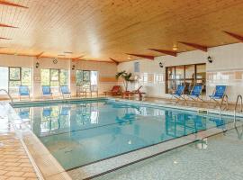 Meadow House Holiday Park，位于安姆罗斯的带泳池的酒店