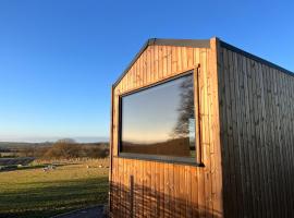 Beautiful cabins in Shaftesbury Dorset countryside，位于沙夫茨伯里的自助式住宿