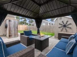 3-min Walk To Beach! Private Luxury Backyard!，位于丹尼斯的酒店
