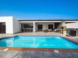 Casa Marlay Spacious Villa Pool, BBQ & Fast Wi-Fi only 15 minutes walk to town