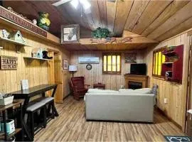 Cozy Cabin Walking Distance to Parkway!