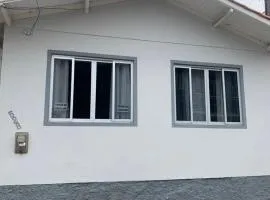 Casa completa - Governador Celso Ramos à 15m da praia de palmas