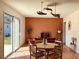 Maisonnette avec vue Montagne et jardin，位于Gerde的酒店