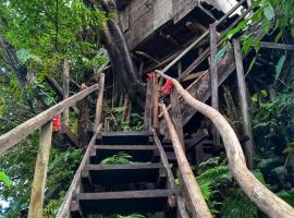 Castle Tree House And Bungalow，位于White SandsCascade de Nimiraduno附近的酒店