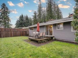 Modern Puyallup Townhome with Backyard and Fireplace，位于皮阿拉普的酒店